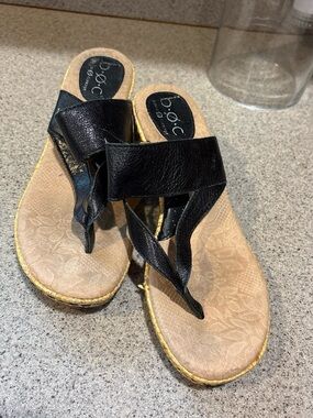 b.o.c. Black Leather Thong Sandals with Cushioned Footbed